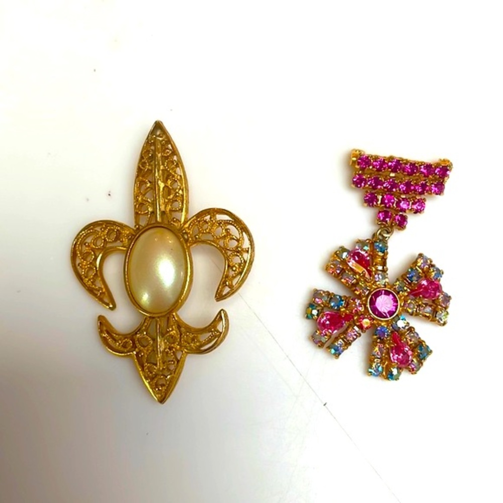 2 Vintage Fun Pins C. 80-90’s
